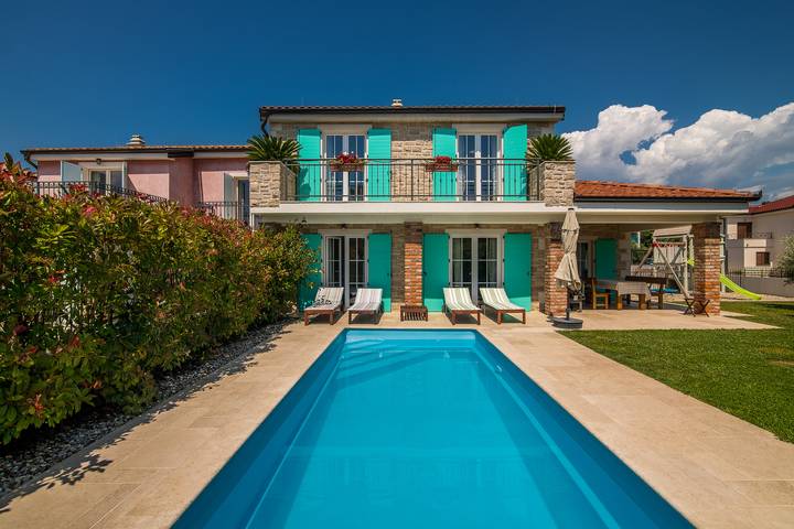 Ferienhaus für 8 Personen, mit Balkon und Terrasse sowie Garten und Pool in Pinezici