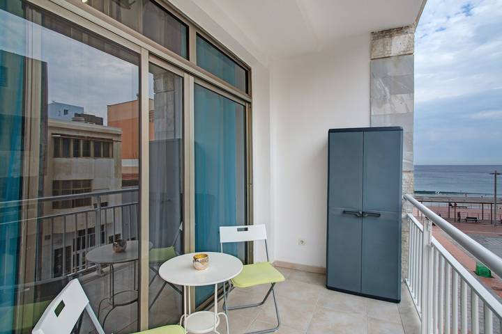 Vacation 'Bonny' with Sea View, Balcony and Wi-Fi