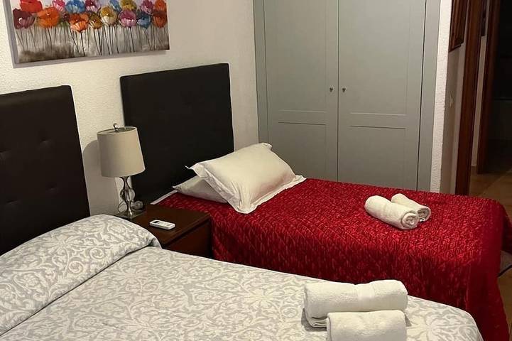 Appartement entier, Beautiful large 2 bed apartment close to beach and all amenities in Playa del Búnker (Arona), Arona