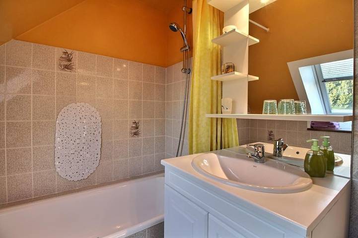 Location de vacances pour 2 personnes, avec piscine ainsi que terrasse et jardin à Plumelec - 3