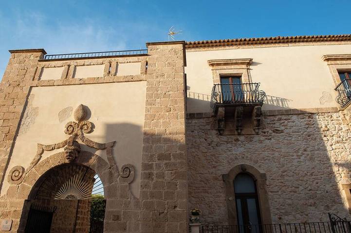 Baglio dei Mori - Suite with kitchen and terrace in a 12th-century palace in Donnalucata, Scicli