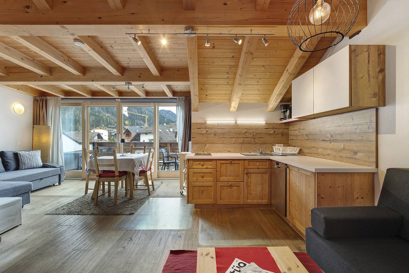 Geheel appartement, Vakantie Appartement 'Ciasa Irene Mansarde' dichtbij skipistes met terras & uitzicht op de bergen in La Villa, Badia