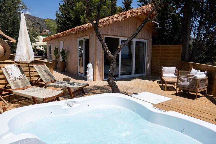 Camping para 4 personas, con Balcón y Jacuzzi además de Terraza y Piscina en Nerja