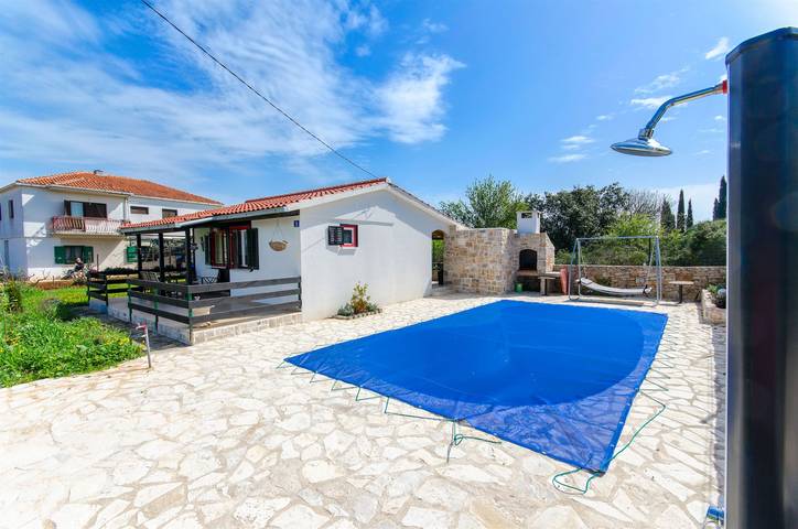 Ferienhaus für 4 Personen, mit Garten und Pool auf Solta