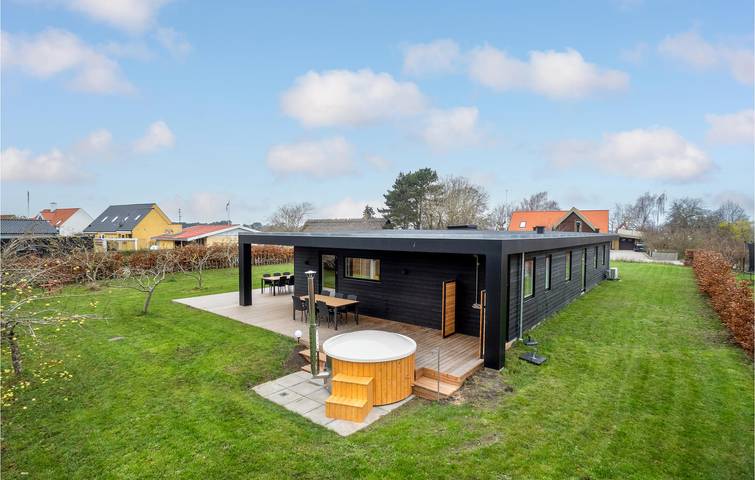 Ferieudlejning for 12 personer, med Terrasse og Have i Karrebæksminde