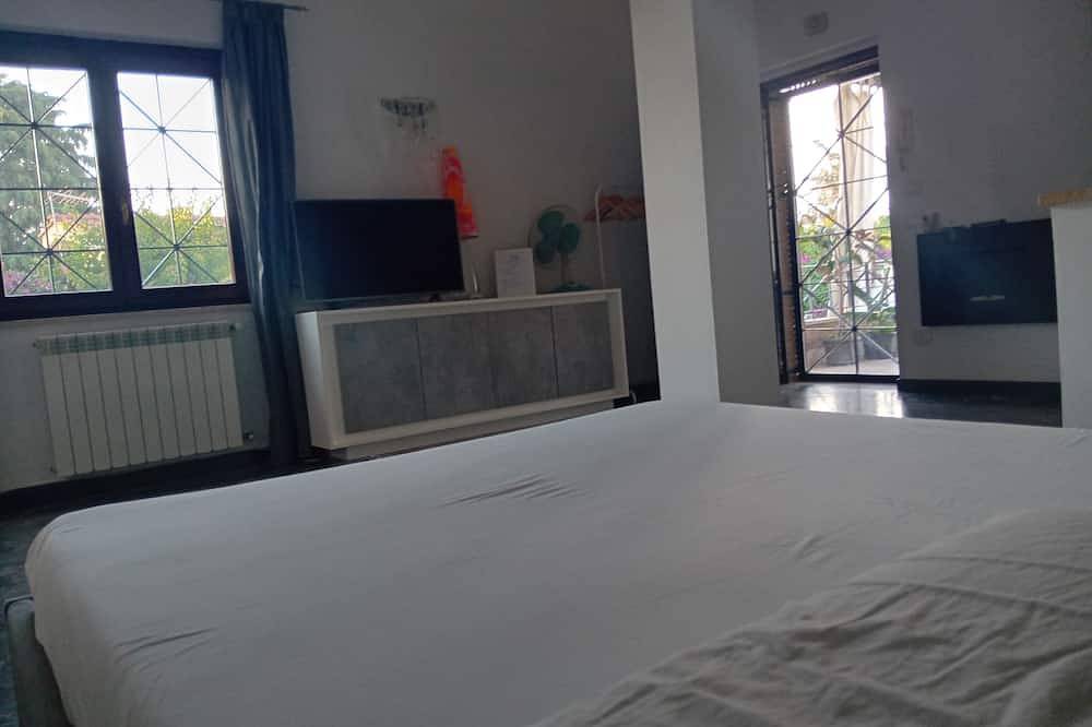 Geheel appartement, Bibi House surrounded by greenery in Infernetto, Rome