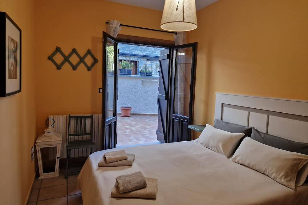 Entire apartment, Mountain in the Aragonese Pyrenees, Skiing, Snow, Hiking and Nature in Biescas, Spanish Pyrenees