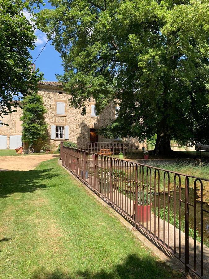 Location de vacances pour 7 personnes, avec vue et jardin à Montvendre