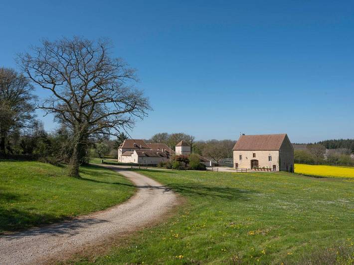 Location de vacances pour 5 personnes, avec terrasse ainsi que piscine et sauna à Asquins - 2