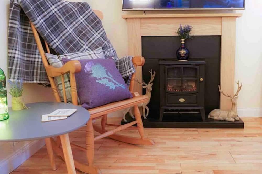 Cosy, central, super king bed, free parking, dog friendly in Blairgowrie (Perthshire), Perthshire