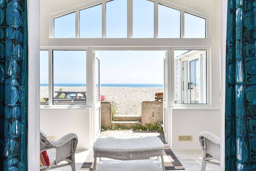 Seasidings, Pagham - sleeps 10 guests  in 5 bedrooms in Sussex Occidental