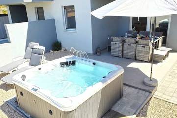 Ferienhaus für 7 Personen, mit Terrasse und Whirlpool sowie Garten in Vrsi