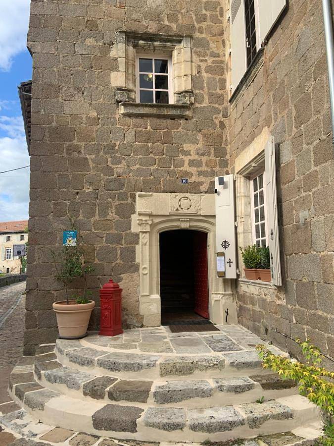 Location de vacances pour 2 personnes, avec vue ainsi que terrasse et jardin à Confolens - 3