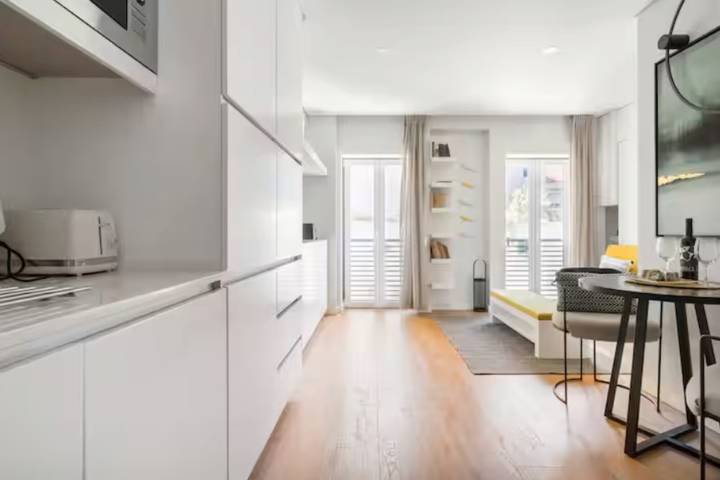 Entire studio, Contemporary Gem Studio in Lisbon’s Heart with Wi-Fi and Air Conditioning in Lisbon, Costa de Lisboa
