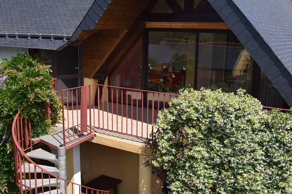 Entire apartment, 2 Minutes de la Mer. Logement Avec Terrasse, Patio Végétal. Idéal Pour Famille in Locoal-Mendon, Côte des Mégalithes