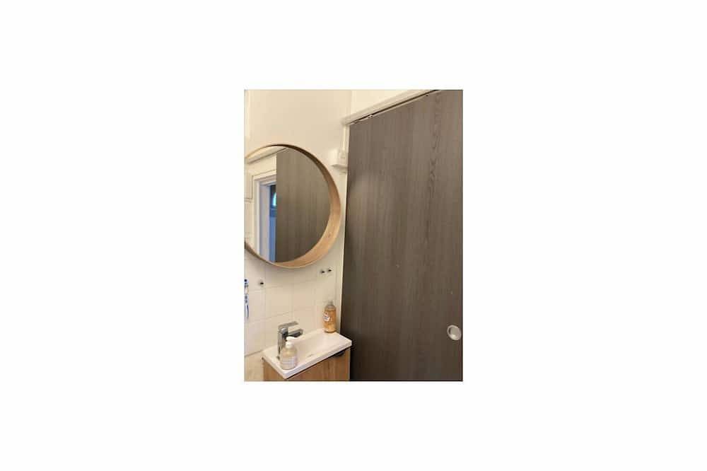 Chambre dans maison drome + viarhona + autoroute + jacuzzi (en supplément) in Châteauneuf-du-Rhône, Région de nyons