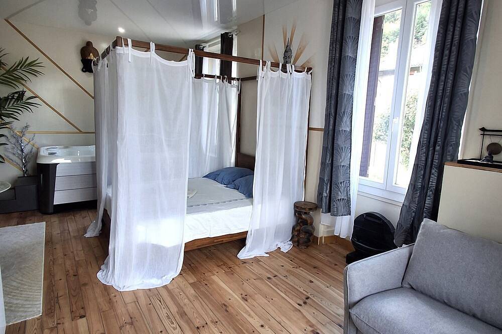 Entire apartment, Le Bali Zen, studio with jacuzzi in Charavines, Lake Paladru