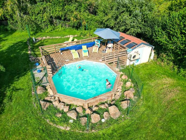 Location de vacances pour 4 personnes, avec jardin ainsi que terrasse et piscine dans Virlet - 2