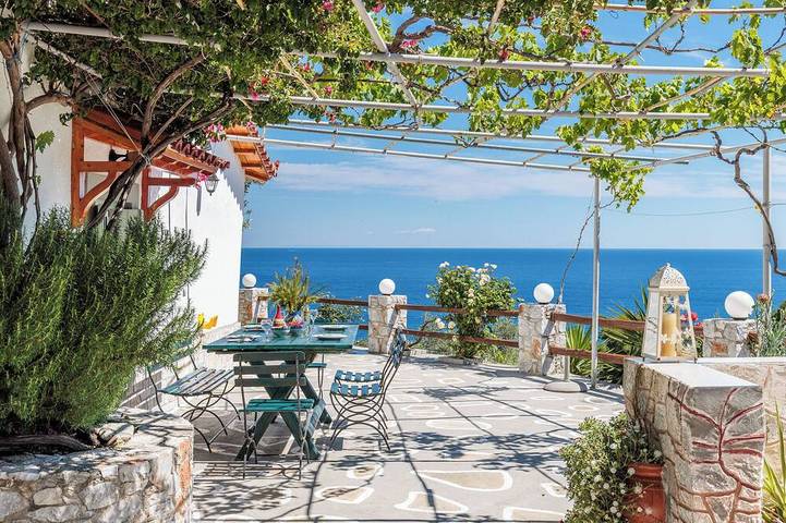 Villa for 5 people, with garden and terrace in Skopelos