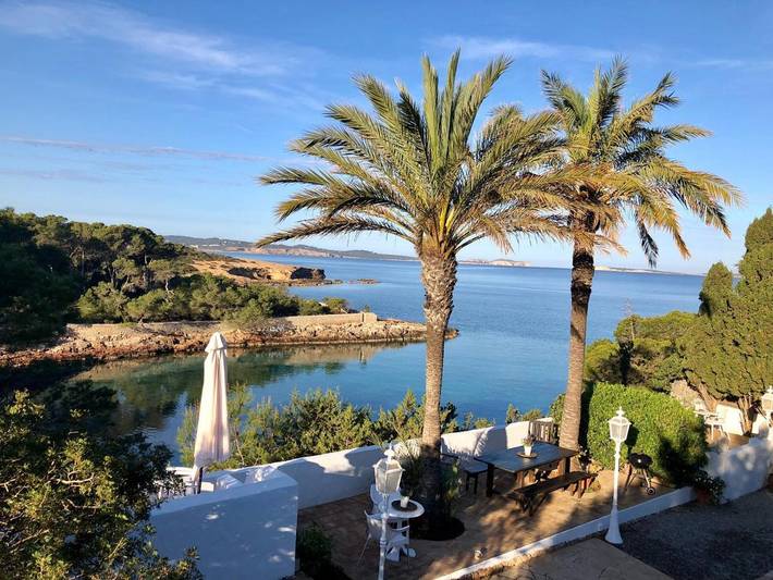 Apartamento para 2 personas, con vistas al lago y piscina además de jardín y vistas en Sant Antoni de Portmany
