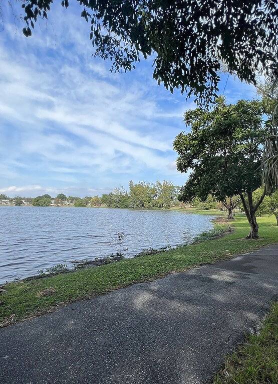 Vacation rental for 2 people, with balcony and pool as well as hot tub in Lantana
