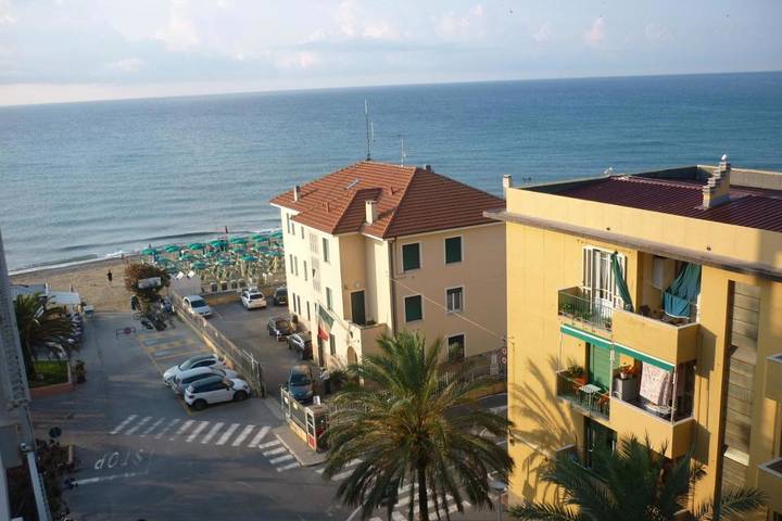 Ferienwohnung mit Meerblick für 5 Personen, mit Balkon und Terrasse sowie Ausblick in Finale Ligure