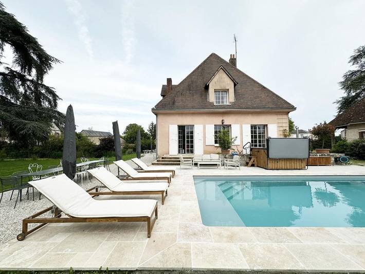 Cottage pour 14 personnes, avec piscine et jacuzzi ainsi que terrasse et jardin dans Meslay-le-Vidame