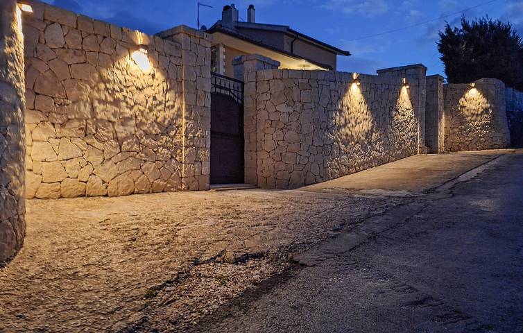 Dom dla 7 osób, z ogród i taras oraz basen w Canicattini Bagni