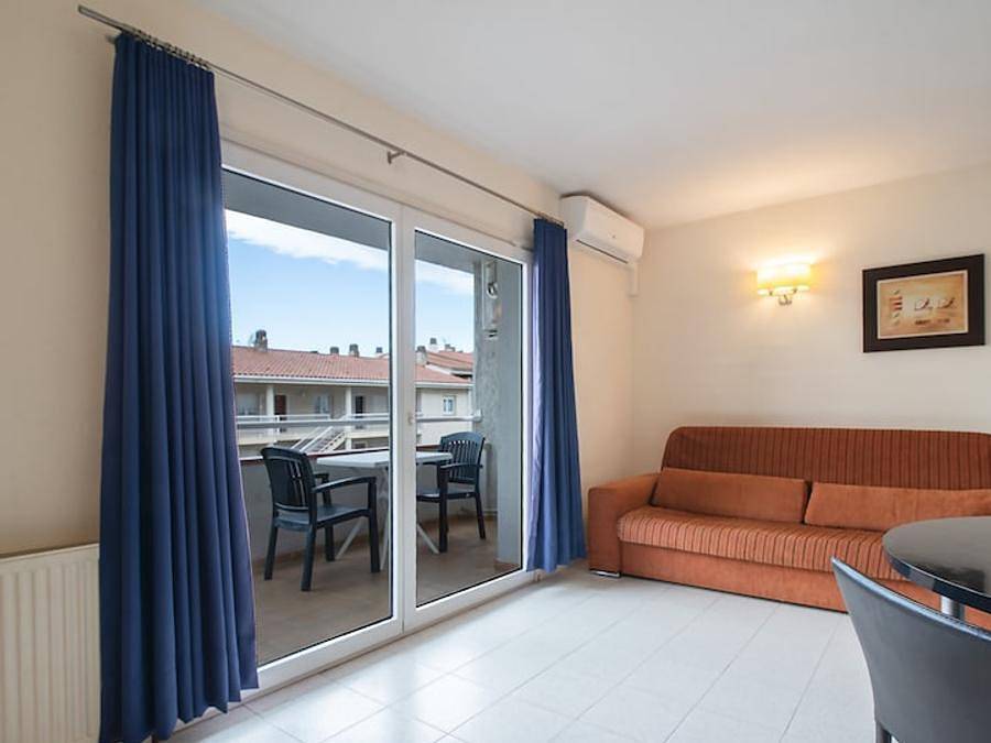 Pierre & Vacances Résidence Empuriabrava Maurici Park - Appartement 3 personnes - Appartement 1 chambre - 2 adultes + 1 enfant (- 12 ans) ou 3 adultes - Economique in Empuriabrava, Haut-Ampurdan