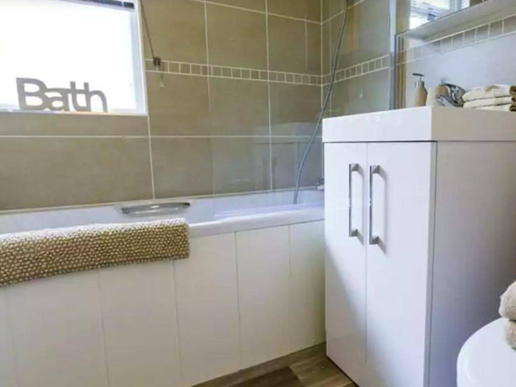 5 Bedroom Signature Lodge with Hot Tub in Milford-on-Sea, Hampshire