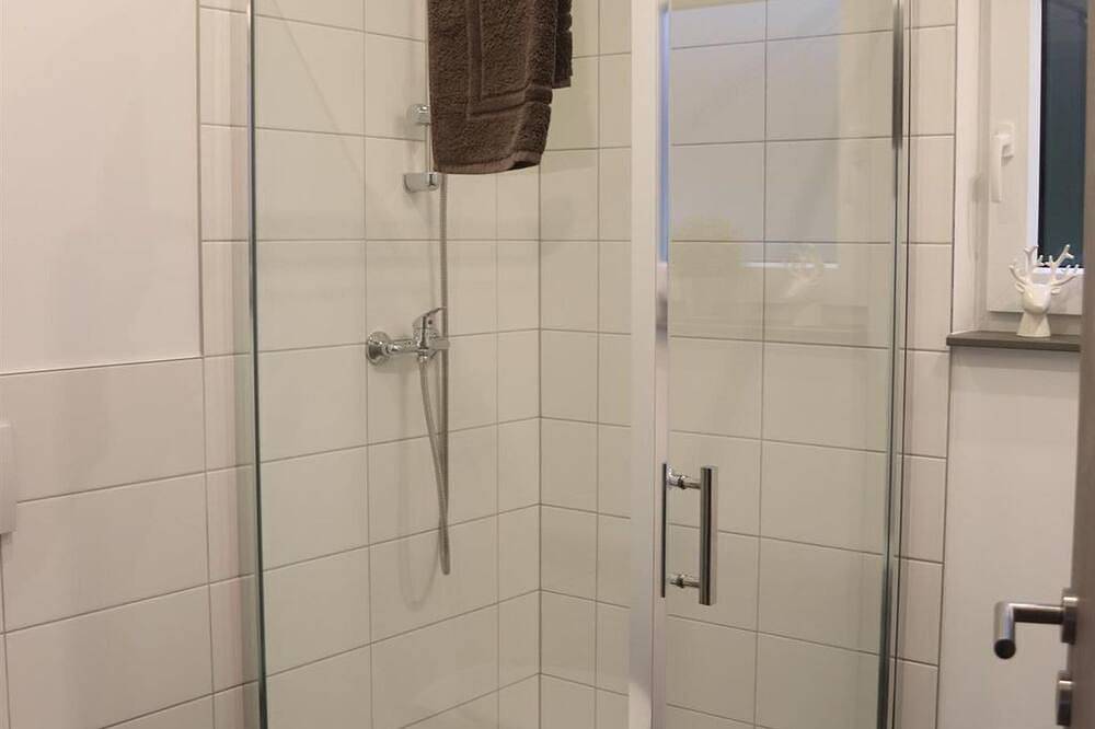 4-Bett-Ferienhaus München, Bad/Wc - Ottens Eifel Apartments in Esch, Vulkaneifel