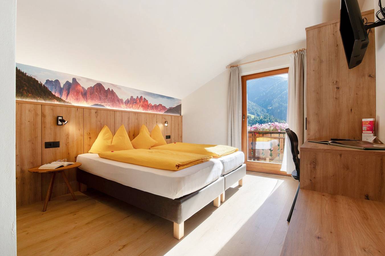Zimmer 'Veltierhof 6' mit Bergblick, privater Terrasse und Wi-Fi in St. Peter (Bozen), Villnöß