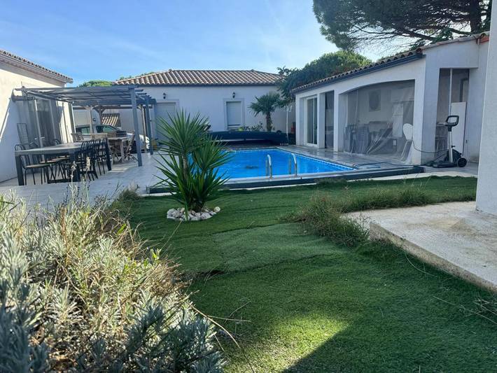 Location de vacances pour 6 personnes, avec piscine et jardin à Villemoustaussou