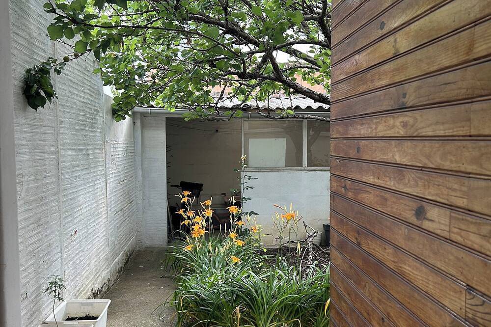 Entire apartment, Renovated 22m² studio with private tree-lined courtyard in Issy-les-Moulineaux, Hauts-de-Seine