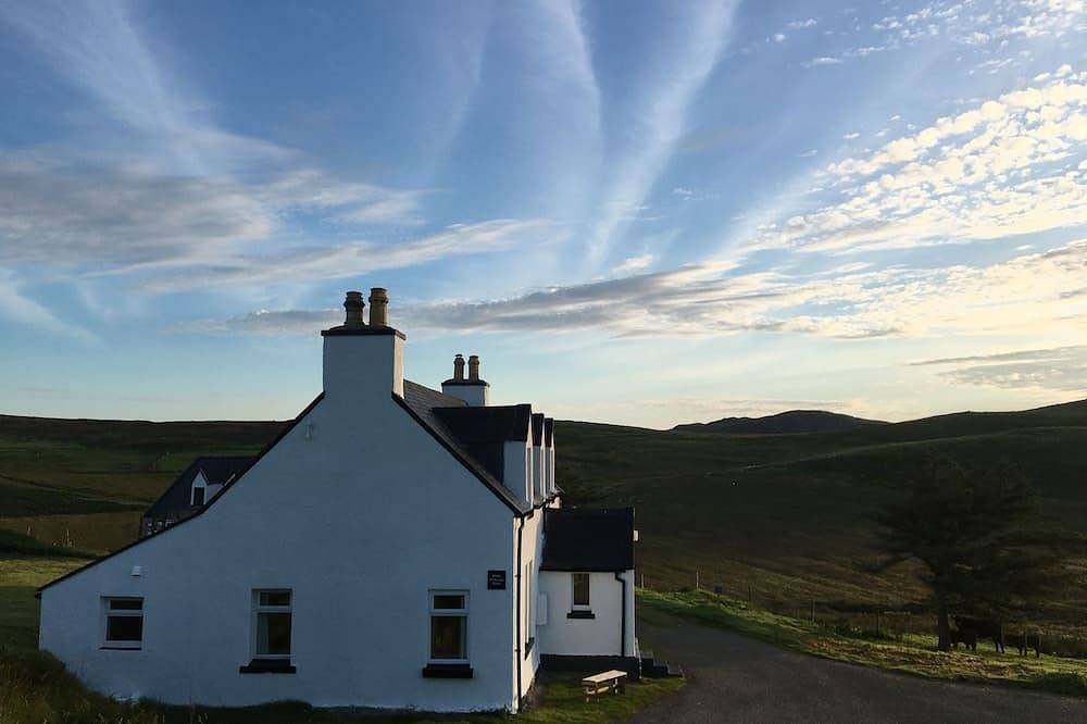 Traditionelles Steinhäuschen in der schönen Landschaft nahe der Küste, moderner Innenraum in Highlands
