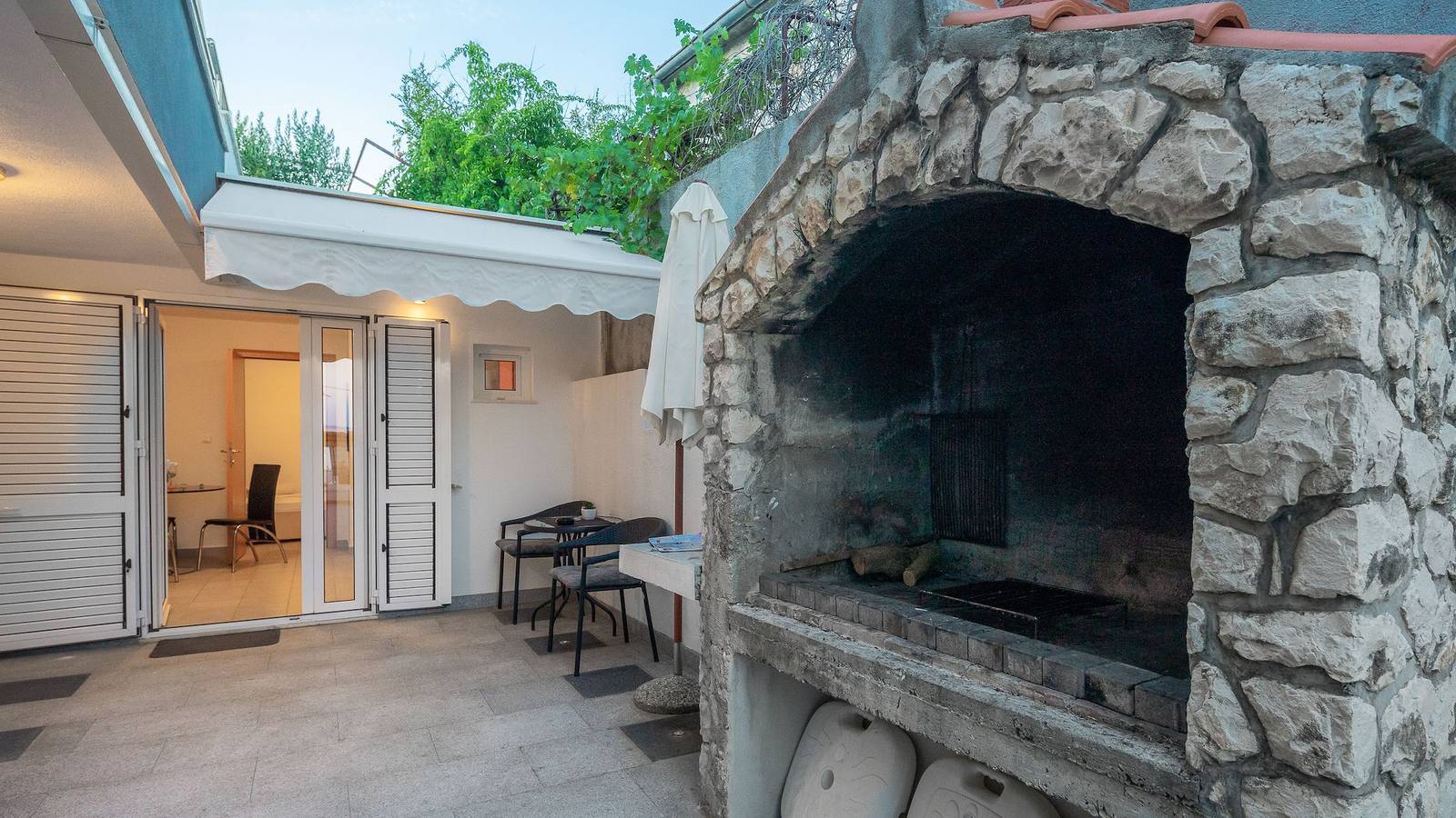 Cały apartament, Jednopokojowy apartament z tarasem Seget Vranjica (Trogir) A-978-c in Seget Vranjica, Żupania splicko-dalmatyńska