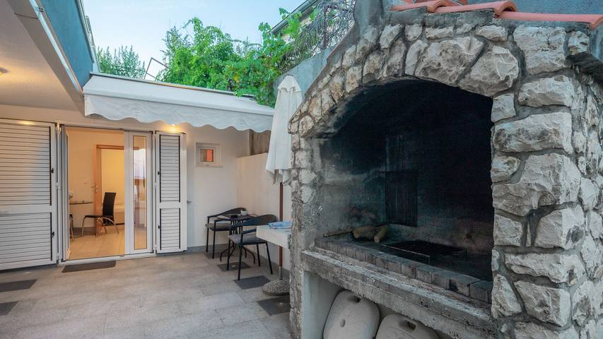 Apartament wakacyjny dla 2 osób, z balkon/ taras, zwierzęta dozwolone w Seget Vranjica