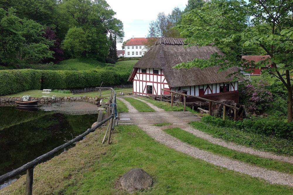 Stay idyllically at the old watermill and lake. in Svendborg Region