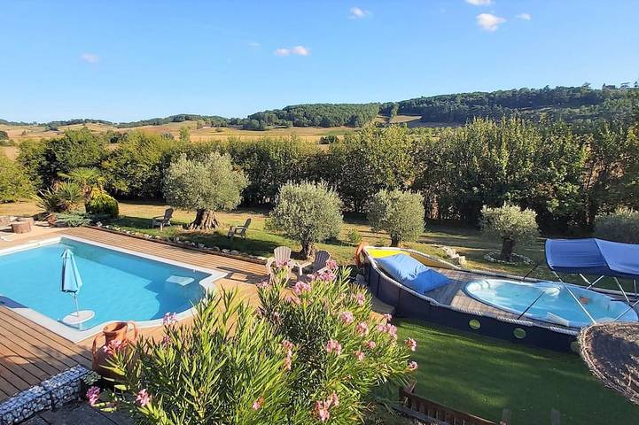 Gîte pour 2 personnes, avec jardin ainsi que terrasse et piscine à Montjoi