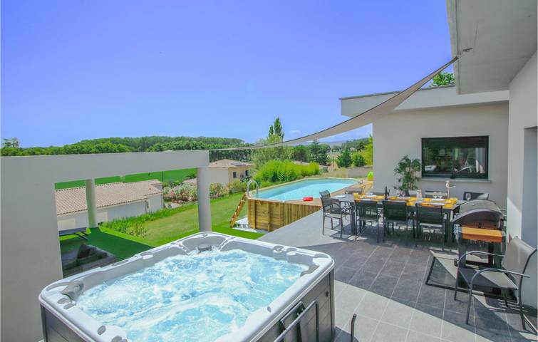 Location de vacances pour 13 personnes, avec terrasse ainsi que piscine et jardin à Montélimar - 3