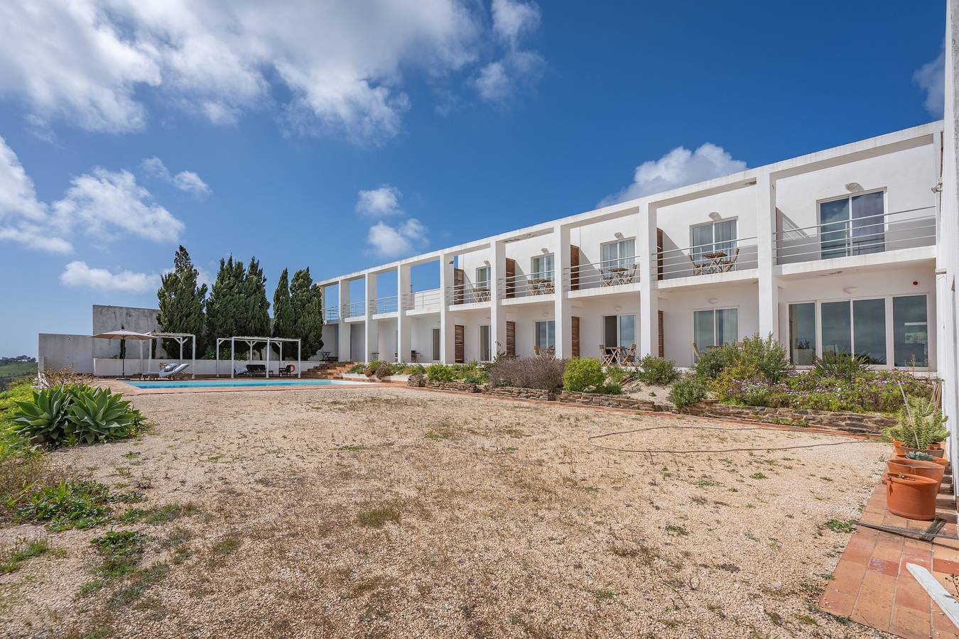 Quarto 'abril' com vista para o mar, piscina partilhada e acesso Wi-Fi in Bordeira, Distrito de Faro