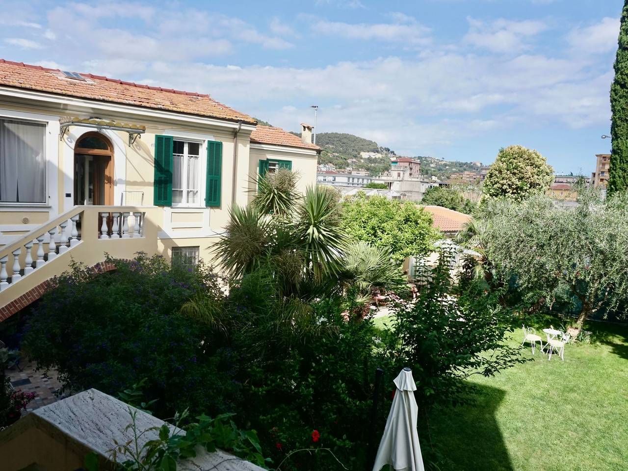 Appartamento intero, Historische Villa-Garten-Privatparkplatz-6 Gäste in Vallecrosia, Riviera di Ponente