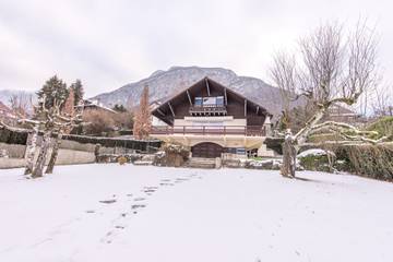 Location de vacances pour 8 personnes, avec vue sur le lac et jardin à Veyrier-du-Lac