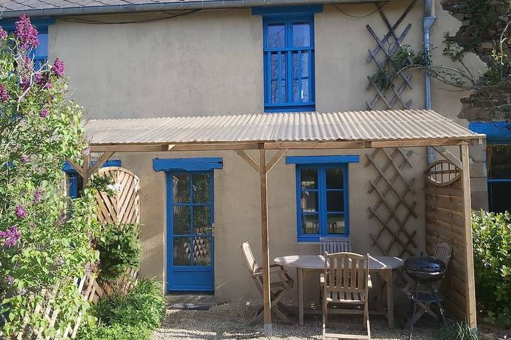 Gîte pour 6 personnes, avec Terrasse ainsi que Jardin et Piscine à Calorguen