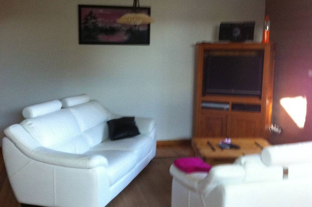 Appartement entier, Loue Gite Dans Un Endroit Calme Et Tranquille Au Milieu Des Champs Pour 5 A 7 P in Damprichard, Jura Francais