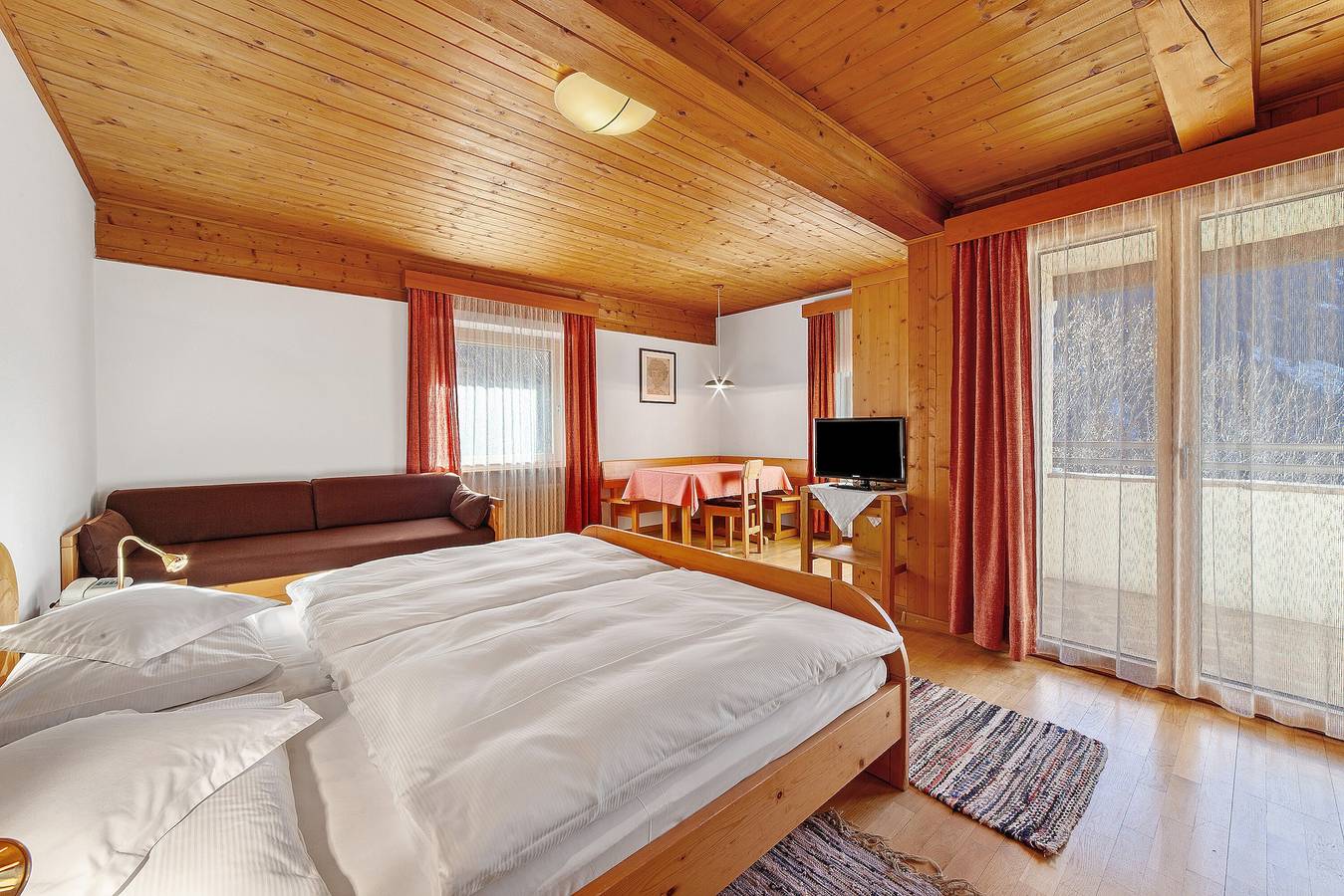 Gasthof Kirchsteiger 'Zimmer 8' with Lake View, Shared Terrace and Wi-Fi in Santa Valburga d'Ultimo, Ulten