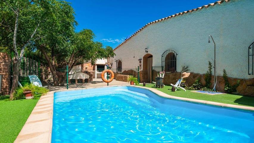 Casa de vacaciones para 8 personas, con jardín además de terraza y piscina - 1