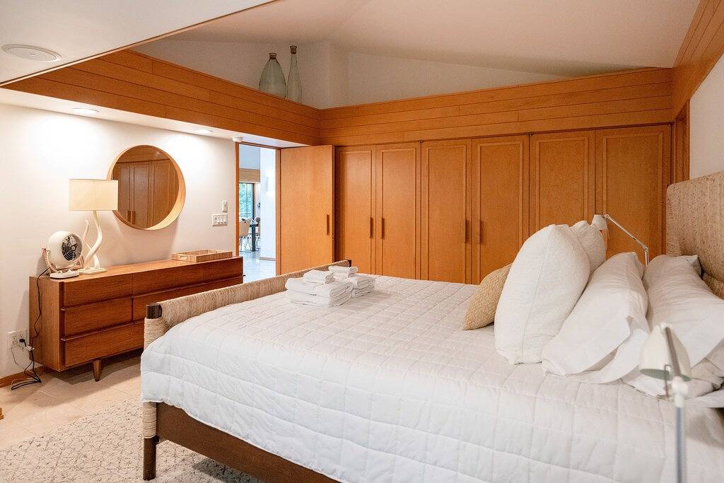 Huge Mid Century Beach Home w/Beach Access in Macatawa, Allegan County