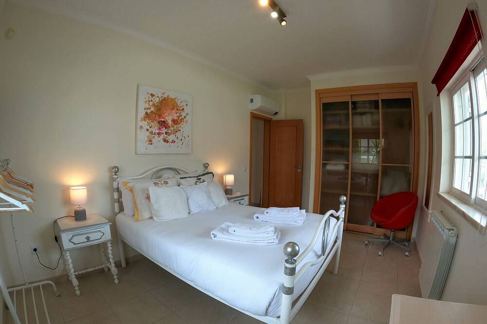 Ganze Wohnung, Marisol, wonderfull T4 duplex w/ pool & garden, Caparica, Almada, Lisbon in Aroeira, Corroios