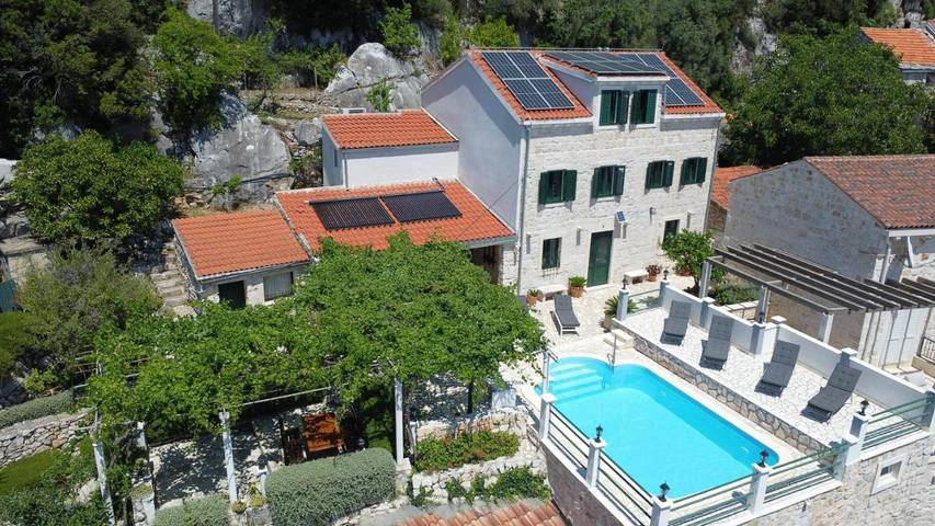 Villa pour 8 personnes, avec Balcon et Jacuzzi ainsi que Terrasse et Jardin à Viganj